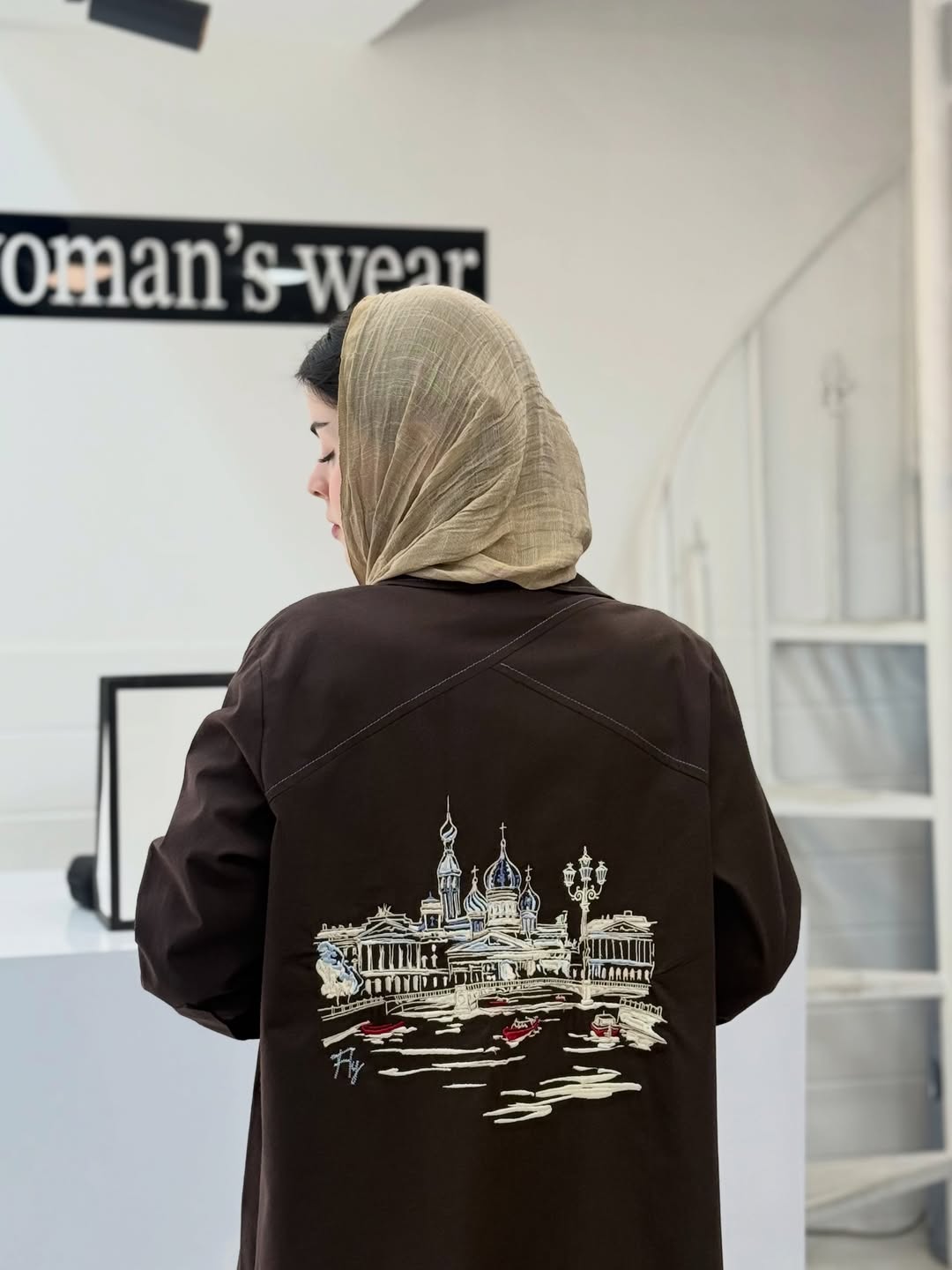 مانتو بلند گلدوزی طرح سنپترزبورگ